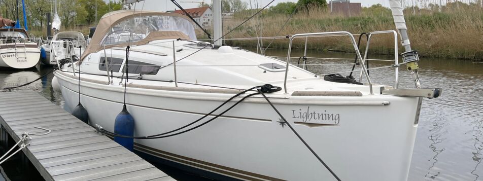 Steuerbord Aussenaufnahme der Sun Odyssey 30i "Lightning" in Barth