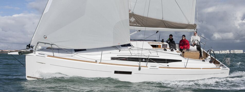 Eine Segelyacht Sun Odyssey 349.2 segelt mit Crew bei frischem Wind – Yachtcharter Kroatien ab Punat