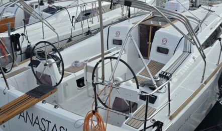 Cockpit mit Doppelsteuerständen der Segelyacht Sun Odyssey 349.2 „Anastasia“ am Steg in Biograd – Yachtcharter Kroatien