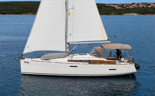Die Segelyacht Sun Odyssey 389.2 „Tara" unter Segeln mit Bimini in der Bucht vor Punat – Yachtcharter Kroatien
