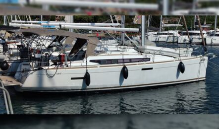 Steuerbordseite der Segelyacht Sun Odyssey 389.2 „Tara" am Steg der Marina Punat auf der Insel Krk in Kroatien – Yachtcharter Kroatien