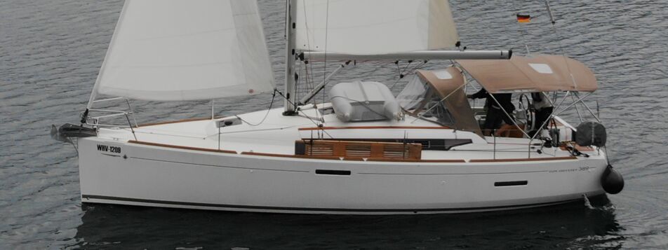 Seitenansicht der Segelyacht Sun Odyssey 389 „Sissi“ unter Segeln mit Bimini in Punat – Yachtcharter Kroatien
