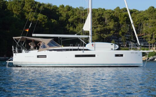 Steuerbord Aussenaufnahme der Sun Odyssey 410 "Lara" in Punat in Kroatien