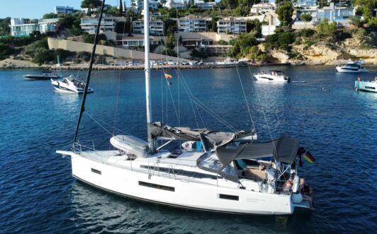 Backbord Aussenaufnahme der Sun Odyssey 410 „Naoussea“ in Palma auf Mallorca