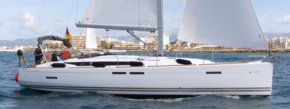 Steuerbord-Profil der Segelyacht Sun Odyssey 439 „Jason" unter Segeln vor der Küste – Yachtcharter ab Pula