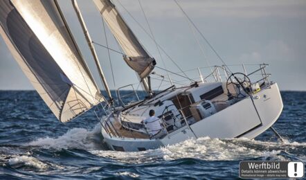 Heckansicht einer Sun Odyssey 440 während der Fahrt unter Segeln auf offener See (Werftbild) – Yachtcharter Kroatien