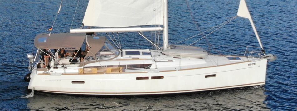 Profilaufnahme der Segelyacht Sun Odyssey 479 „Perla" mit Bimini vor der Marina von Punat – Yachtcharter Kroatien
