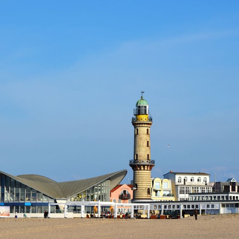 Warnemünde Leuchtturm am Strand
