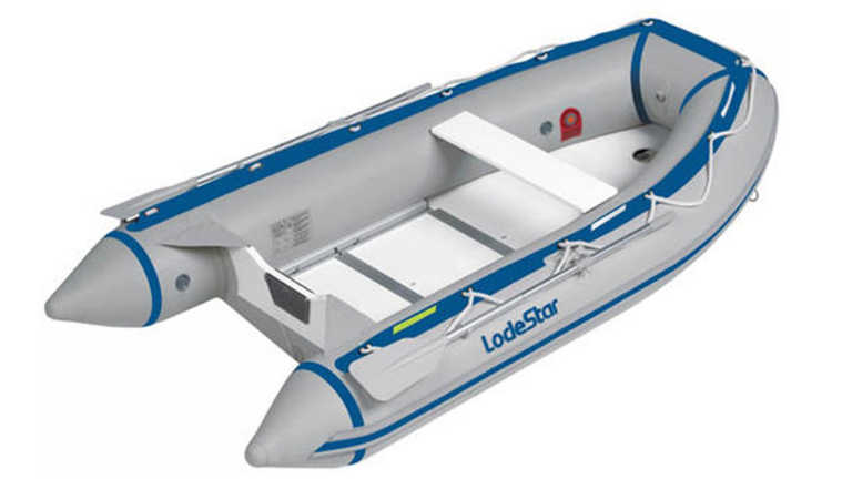 Das Beiboot / Dinghy ist im Basispaket enthalten Das Beiboot / Dinghy ist im Basispaket enthalten