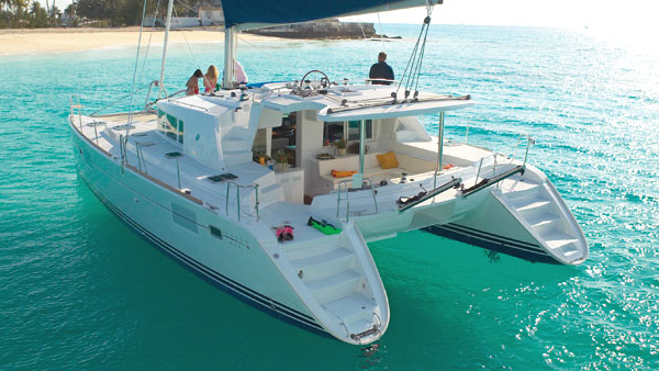 Lagoon 440 mit "Gull-Wing" Deck und Flybridge