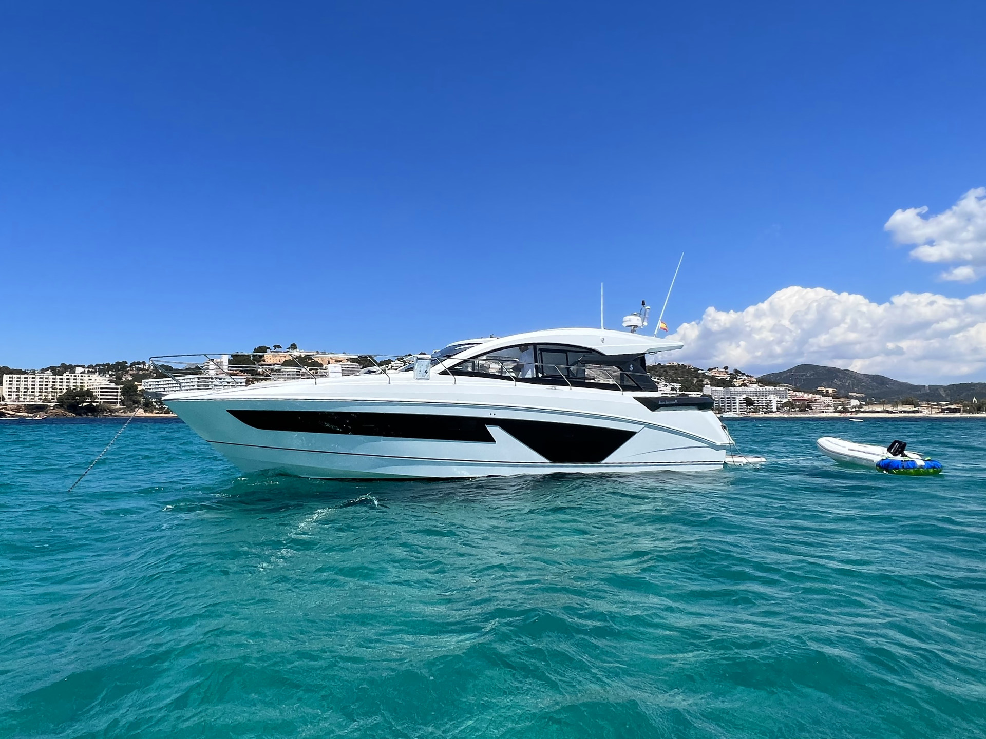Backbord Aussenaufnahme des ehemaligen Schwesterschiffes Beneteau GT 45 „Pandora“ in Can Pastilla auf Mallorca