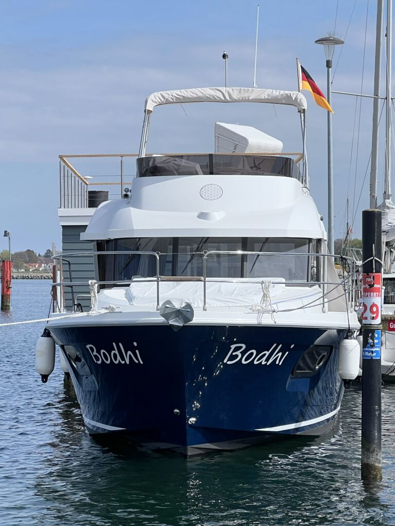 Bug Aussenaufnahme der Beneteau Swift Trawler 35 "Bodhi" in Heiligenhafen Bug Aussenaufnahme der Beneteau Swift Trawler 35 "Bodhi" in Heiligenhafen