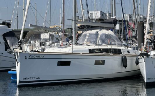Backbord Aussenaufnahmen der Oceanis 38.1 "Yucabay" in Flensburg